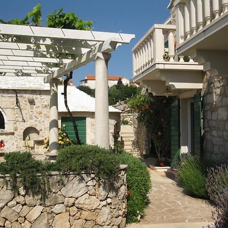 Apartments Nejasmic - Little House For Peaceful And Domestic Vacation Bol Exterior foto