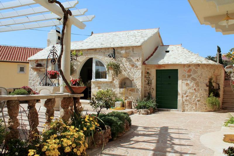 Apartments Nejasmic - Little House For Peaceful And Domestic Vacation Bol Exterior foto