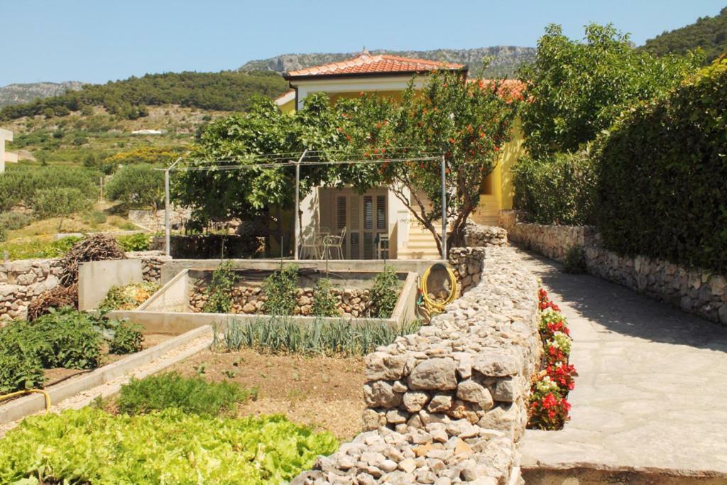 Apartments Nejasmic - Little House For Peaceful And Domestic Vacation Bol Exterior foto