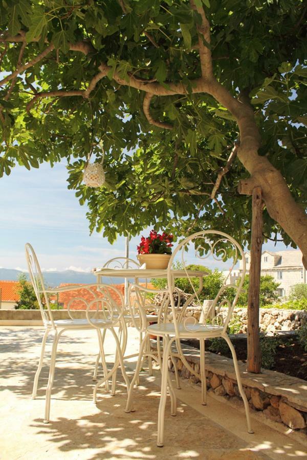 Apartments Nejasmic - Little House For Peaceful And Domestic Vacation Bol Exterior foto